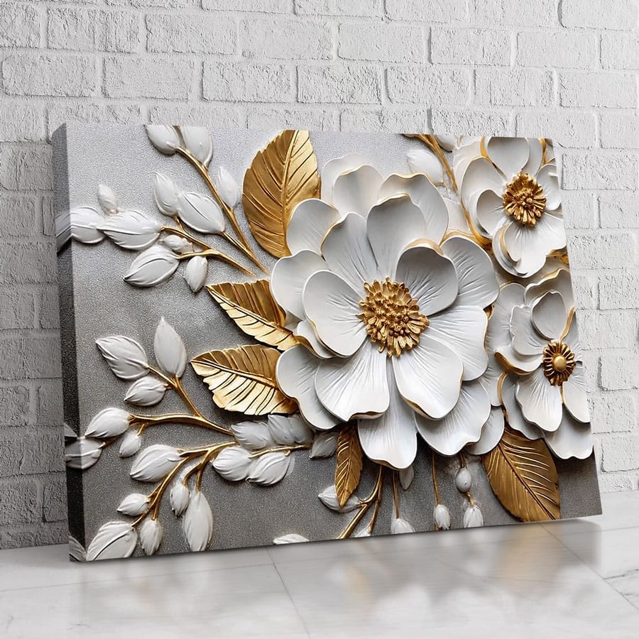 Decoración artística con flores en relieve en tonos blancos y dorados para espacios elegantes.